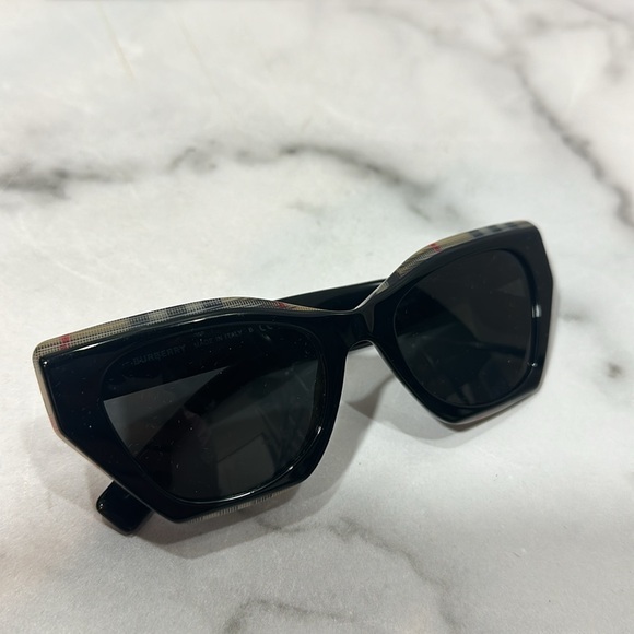 Burberry Sunglasses and Case Eyewear Butterfly Frames BE4299 - Picture 11 of 12